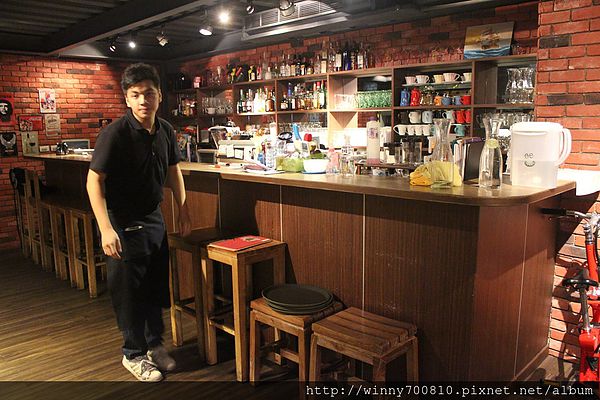 饕客Foodies：台北/內湖 內湖科學園區內，中西合併，紅磚復古混搭現代風挑高餐廳！【Foodies饕客創意台菜】捷運港墘站