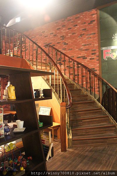 饕客Foodies：台北/內湖 內湖科學園區內，中西合併，紅磚復古混搭現代風挑高餐廳！【Foodies饕客創意台菜】捷運港墘站