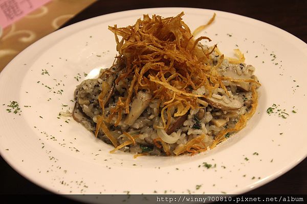 饕客Foodies：台北/內湖 內湖科學園區內，中西合併，紅磚復古混搭現代風挑高餐廳！【Foodies饕客創意台菜】捷運港墘站