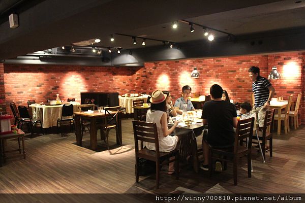 饕客Foodies：台北/內湖 內湖科學園區內，中西合併，紅磚復古混搭現代風挑高餐廳！【Foodies饕客創意台菜】捷運港墘站