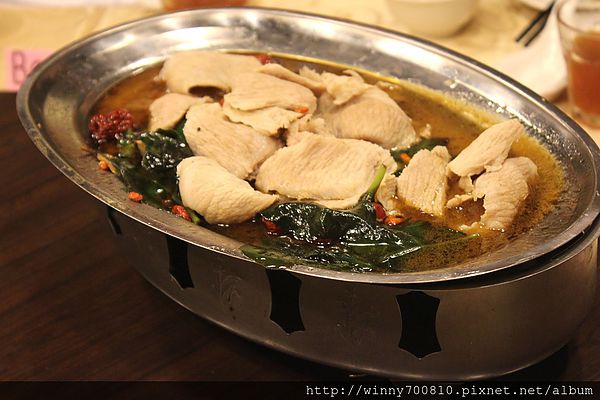 饕客Foodies：台北/內湖 內湖科學園區內，中西合併，紅磚復古混搭現代風挑高餐廳！【Foodies饕客創意台菜】捷運港墘站