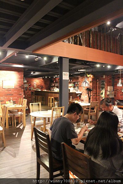 饕客Foodies：台北/內湖 內湖科學園區內，中西合併，紅磚復古混搭現代風挑高餐廳！【Foodies饕客創意台菜】捷運港墘站