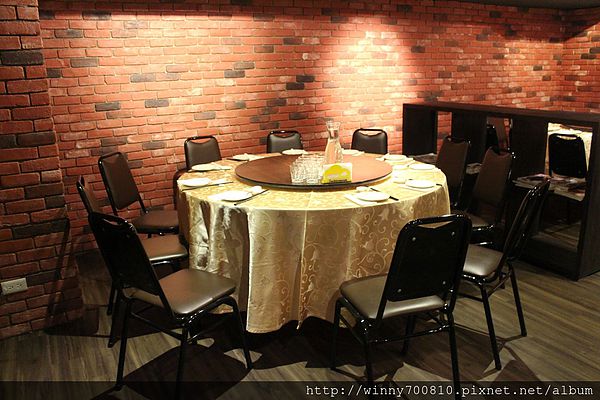 饕客Foodies：台北/內湖 內湖科學園區內，中西合併，紅磚復古混搭現代風挑高餐廳！【Foodies饕客創意台菜】捷運港墘站