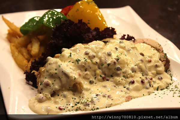 饕客Foodies：台北/內湖 內湖科學園區內，中西合併，紅磚復古混搭現代風挑高餐廳！【Foodies饕客創意台菜】捷運港墘站