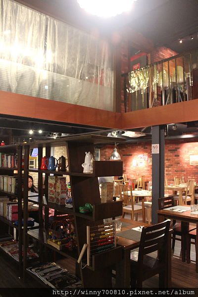 饕客Foodies：台北/內湖 內湖科學園區內，中西合併，紅磚復古混搭現代風挑高餐廳！【Foodies饕客創意台菜】捷運港墘站