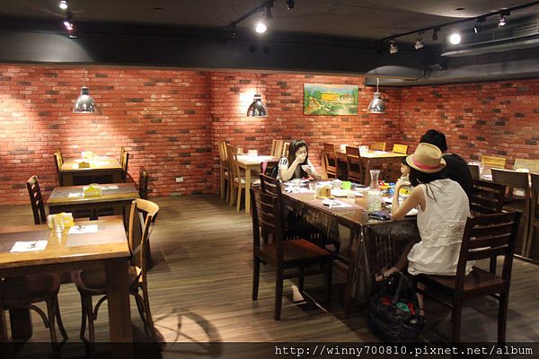 饕客Foodies：台北/內湖 內湖科學園區內，中西合併，紅磚復古混搭現代風挑高餐廳！【Foodies饕客創意台菜】捷運港墘站