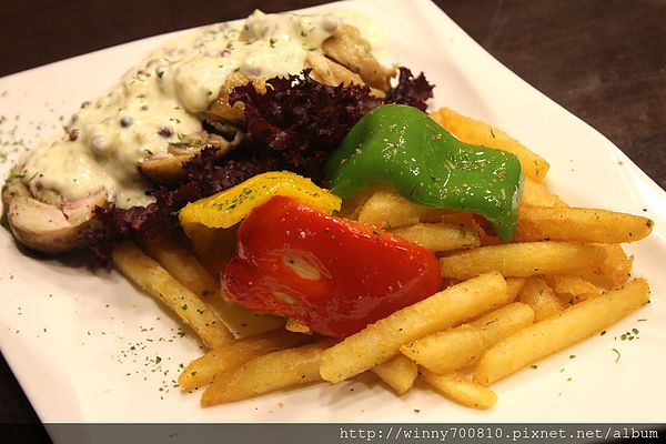 饕客Foodies：台北/內湖 內湖科學園區內，中西合併，紅磚復古混搭現代風挑高餐廳！【Foodies饕客創意台菜】捷運港墘站