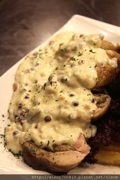 饕客Foodies：台北/內湖 內湖科學園區內，中西合併，紅磚復古混搭現代風挑高餐廳！【Foodies饕客創意台菜】捷運港墘站