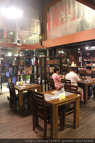 饕客Foodies：台北/內湖 內湖科學園區內，中西合併，紅磚復古混搭現代風挑高餐廳！【Foodies饕客創意台菜】捷運港墘站