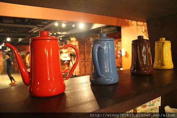 饕客Foodies：台北/內湖 內湖科學園區內，中西合併，紅磚復古混搭現代風挑高餐廳！【Foodies饕客創意台菜】捷運港墘站