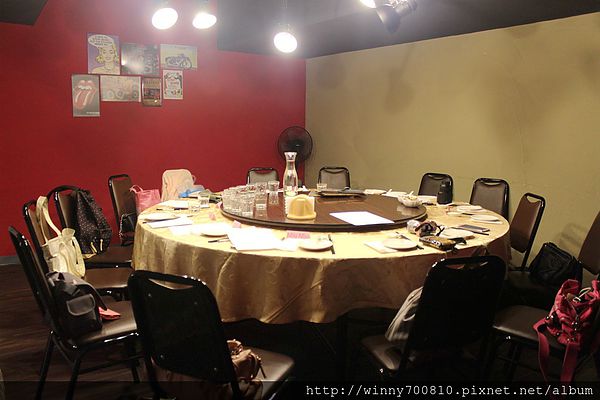 饕客Foodies：台北/內湖 內湖科學園區內，中西合併，紅磚復古混搭現代風挑高餐廳！【Foodies饕客創意台菜】捷運港墘站