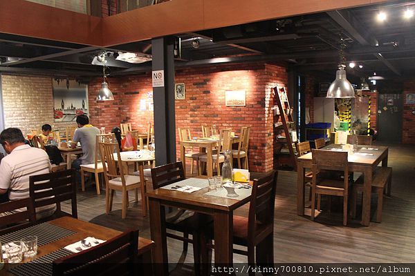 饕客Foodies：台北/內湖 內湖科學園區內，中西合併，紅磚復古混搭現代風挑高餐廳！【Foodies饕客創意台菜】捷運港墘站