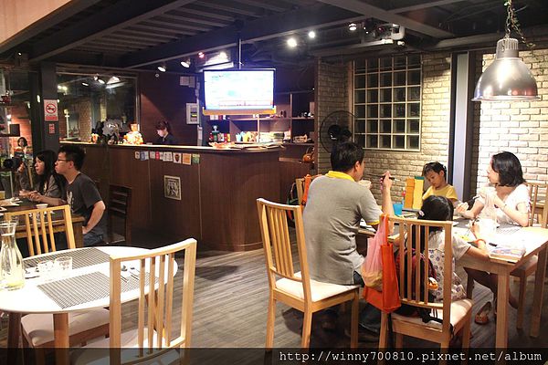 饕客Foodies：台北/內湖 內湖科學園區內，中西合併，紅磚復古混搭現代風挑高餐廳！【Foodies饕客創意台菜】捷運港墘站