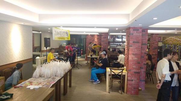 饕客Foodies：[捷運西湖站美食]＂Foodies 饕客＂*創意台菜，私房家常菜＊西式精緻異國料理＊適合家庭／團體聚會＊樓下還有包廂哦！