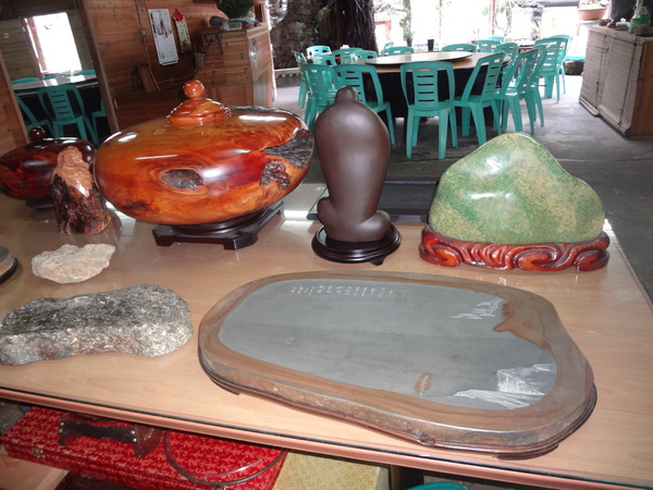 觀音山莊野菜料理：1020106[官本金文愛台灣]觀音山莊像在莊園博物館裡享受美食賞石賞魚賞花的好地方