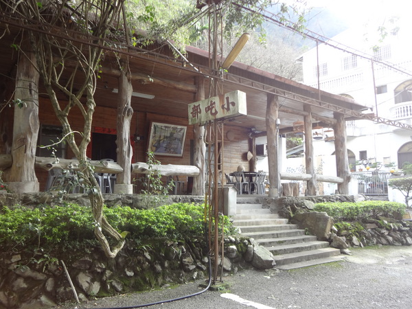 觀音山莊野菜料理：1020106[官本金文愛台灣]觀音山莊像在莊園博物館裡享受美食賞石賞魚賞花的好地方