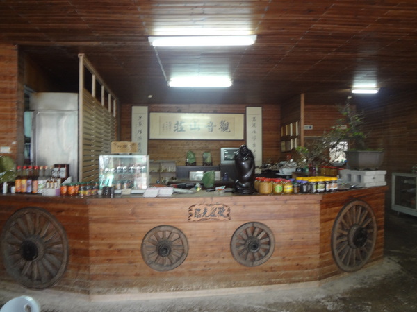 觀音山莊野菜料理：1020106[官本金文愛台灣]觀音山莊像在莊園博物館裡享受美食賞石賞魚賞花的好地方