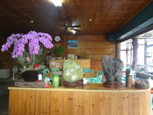 觀音山莊野菜料理：1020106[官本金文愛台灣]觀音山莊像在莊園博物館裡享受美食賞石賞魚賞花的好地方