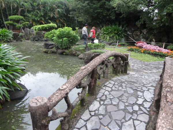 2012士林官邸菊花展：1011201[官本金文愛台灣]2012士林官邸菊展手舞菊蹈秋的繽紛舞宴看到人潮好多又漂亮的菊花(外部篇)