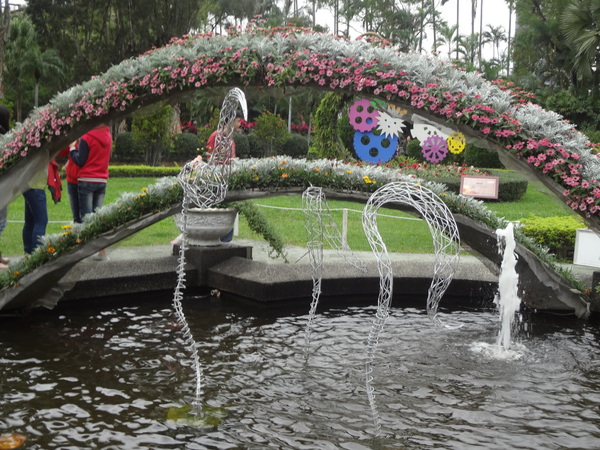 2012士林官邸菊花展：1011201[官本金文愛台灣]2012士林官邸菊展手舞菊蹈秋的繽紛舞宴看到人潮好多又漂亮的菊花(外部篇)