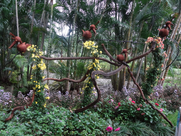 2012士林官邸菊花展：1011201[官本金文愛台灣]2012士林官邸菊展手舞菊蹈秋的繽紛舞宴看到人潮好多又漂亮的菊花(外部篇)