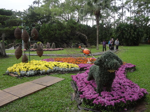 2012士林官邸菊花展：1011201[官本金文愛台灣]2012士林官邸菊展手舞菊蹈秋的繽紛舞宴看到人潮好多又漂亮的菊花(外部篇)