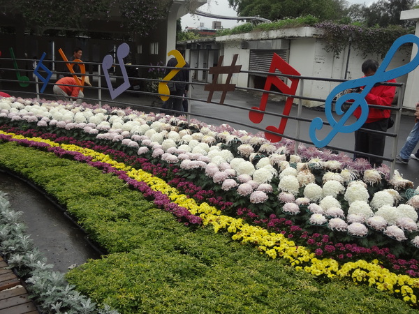 2012士林官邸菊花展：1011201[官本金文愛台灣]2012士林官邸菊展手舞菊蹈秋的繽紛舞宴看到人潮好多又漂亮的菊花(外部篇)