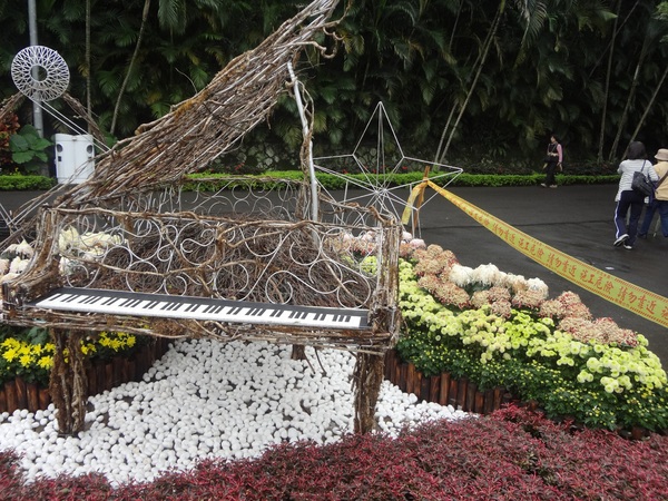 2012士林官邸菊花展：1011201[官本金文愛台灣]2012士林官邸菊展手舞菊蹈秋的繽紛舞宴看到人潮好多又漂亮的菊花(外部篇)