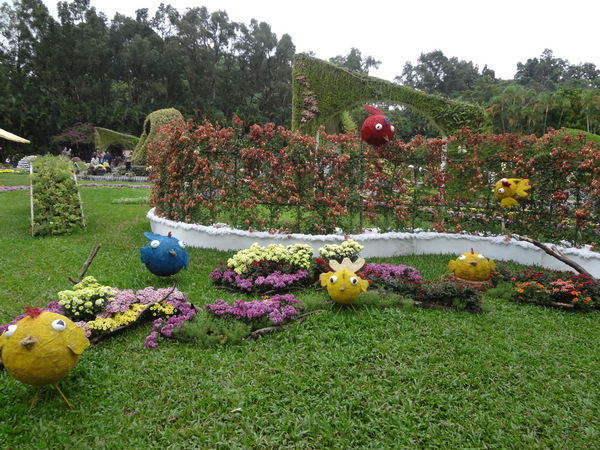 2012士林官邸菊花展：1011201[官本金文愛台灣]2012士林官邸菊展手舞菊蹈秋的繽紛舞宴看到人潮好多又漂亮的菊花(外部篇)