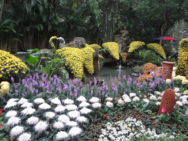 2012士林官邸菊花展：1011201[官本金文愛台灣]2012士林官邸菊展手舞菊蹈秋的繽紛舞宴看到人潮好多又漂亮的菊花(外部篇)