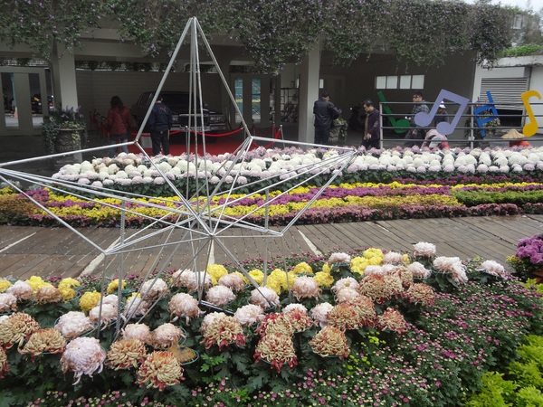 2012士林官邸菊花展：1011201[官本金文愛台灣]2012士林官邸菊展手舞菊蹈秋的繽紛舞宴看到人潮好多又漂亮的菊花(外部篇)