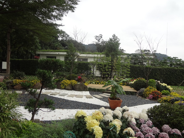 2012士林官邸菊花展：1011201[官本金文愛台灣]2012士林官邸菊展手舞菊蹈秋的繽紛舞宴看到人潮好多又漂亮的菊花(外部篇)