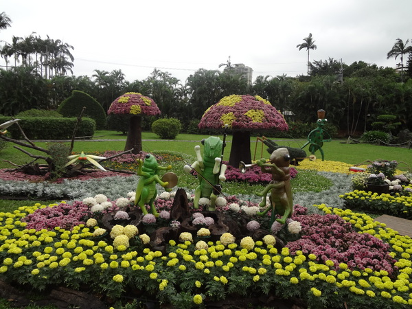 2012士林官邸菊花展：1011201[官本金文愛台灣]2012士林官邸菊展手舞菊蹈秋的繽紛舞宴看到人潮好多又漂亮的菊花(外部篇)