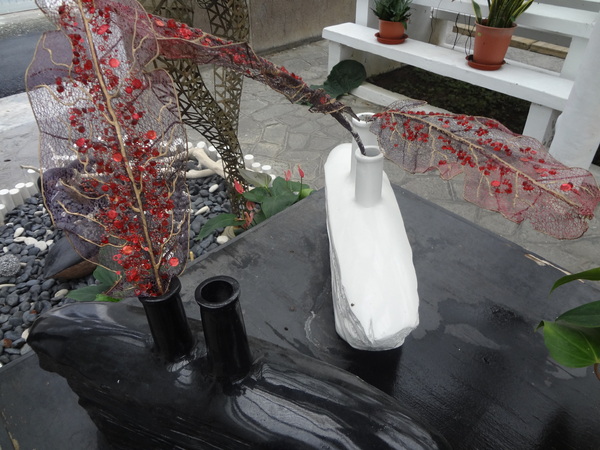 2012士林官邸菊花展：1011201[官本金文愛台灣]2012士林官邸菊展手舞菊蹈秋的繽紛舞宴看到人潮好多又漂亮的菊花(外部篇)