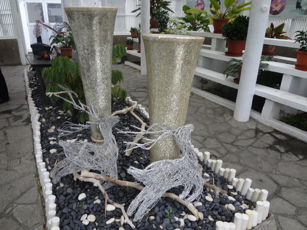 2012士林官邸菊花展：1011201[官本金文愛台灣]2012士林官邸菊展手舞菊蹈秋的繽紛舞宴看到人潮好多又漂亮的菊花(外部篇)