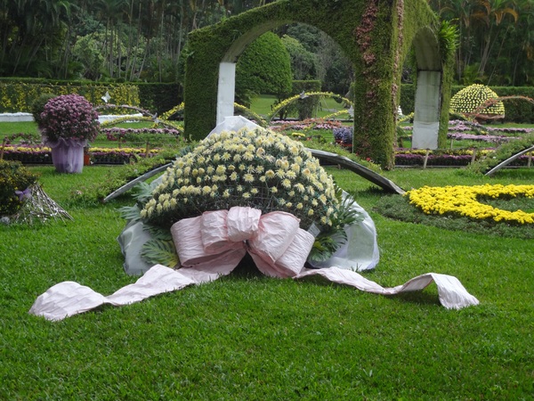 2012士林官邸菊花展：1011201[官本金文愛台灣]2012士林官邸菊展手舞菊蹈秋的繽紛舞宴看到人潮好多又漂亮的菊花(外部篇)