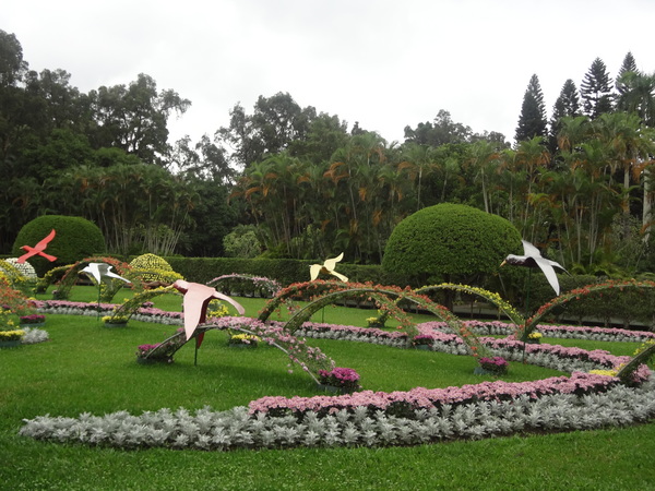 2012士林官邸菊花展：1011201[官本金文愛台灣]2012士林官邸菊展手舞菊蹈秋的繽紛舞宴看到人潮好多又漂亮的菊花(外部篇)