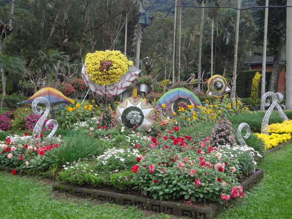 2012士林官邸菊花展：1011201[官本金文愛台灣]2012士林官邸菊展手舞菊蹈秋的繽紛舞宴看到人潮好多又漂亮的菊花(外部篇)