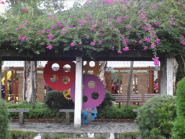 2012士林官邸菊花展：1011201[官本金文愛台灣]2012士林官邸菊展手舞菊蹈秋的繽紛舞宴看到人潮好多又漂亮的菊花(外部篇)