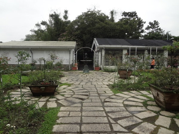 2012士林官邸菊花展：1011201[官本金文愛台灣]2012士林官邸菊展手舞菊蹈秋的繽紛舞宴看到人潮好多又漂亮的菊花(外部篇)