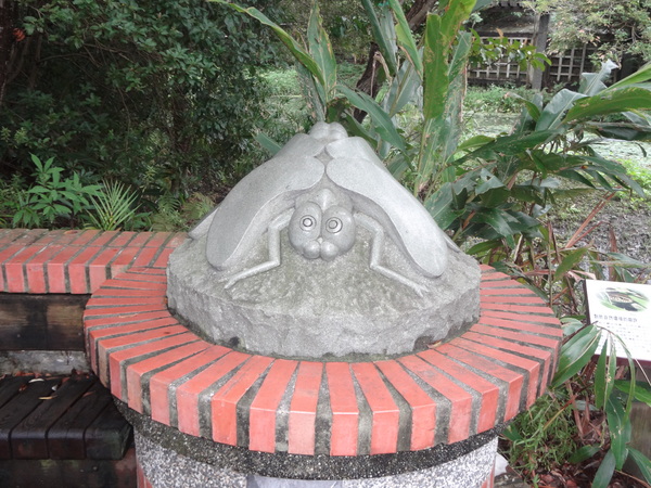 2012士林官邸菊花展：1011201[官本金文愛台灣]2012士林官邸菊展手舞菊蹈秋的繽紛舞宴看到人潮好多又漂亮的菊花(外部篇)