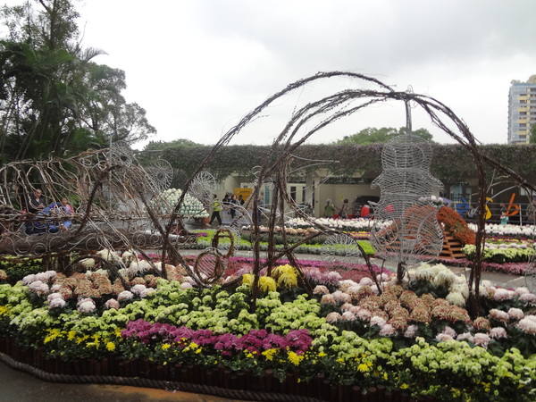 2012士林官邸菊花展：1011201[官本金文愛台灣]2012士林官邸菊展手舞菊蹈秋的繽紛舞宴看到人潮好多又漂亮的菊花(外部篇)