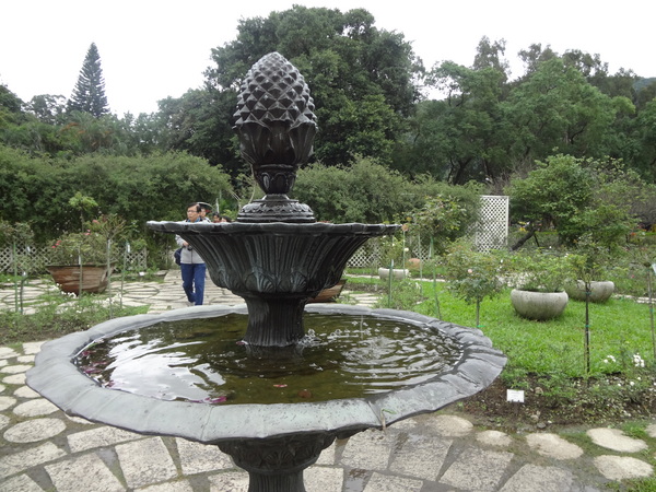 2012士林官邸菊花展：1011201[官本金文愛台灣]2012士林官邸菊展手舞菊蹈秋的繽紛舞宴看到人潮好多又漂亮的菊花(外部篇)