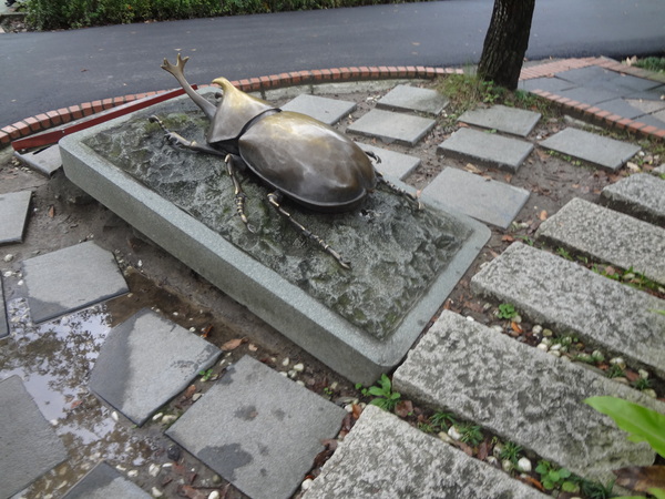 2012士林官邸菊花展：1011201[官本金文愛台灣]2012士林官邸菊展手舞菊蹈秋的繽紛舞宴看到人潮好多又漂亮的菊花(外部篇)