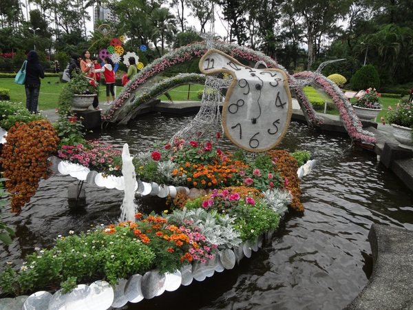 2012士林官邸菊花展：1011201[官本金文愛台灣]2012士林官邸菊展手舞菊蹈秋的繽紛舞宴看到人潮好多又漂亮的菊花(外部篇)