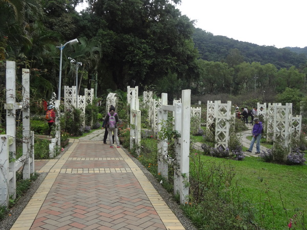 2012士林官邸菊花展：1011201[官本金文愛台灣]2012士林官邸菊展手舞菊蹈秋的繽紛舞宴看到人潮好多又漂亮的菊花(外部篇)