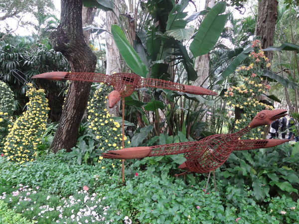 2012士林官邸菊花展：1011201[官本金文愛台灣]2012士林官邸菊展手舞菊蹈秋的繽紛舞宴看到人潮好多又漂亮的菊花(外部篇)