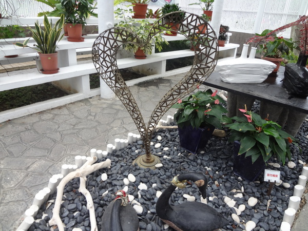 2012士林官邸菊花展：1011201[官本金文愛台灣]2012士林官邸菊展手舞菊蹈秋的繽紛舞宴看到人潮好多又漂亮的菊花(外部篇)