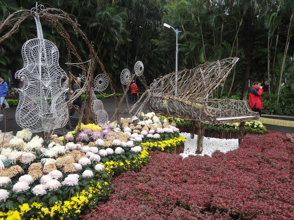 2012士林官邸菊花展：1011201[官本金文愛台灣]2012士林官邸菊展手舞菊蹈秋的繽紛舞宴看到人潮好多又漂亮的菊花(外部篇)