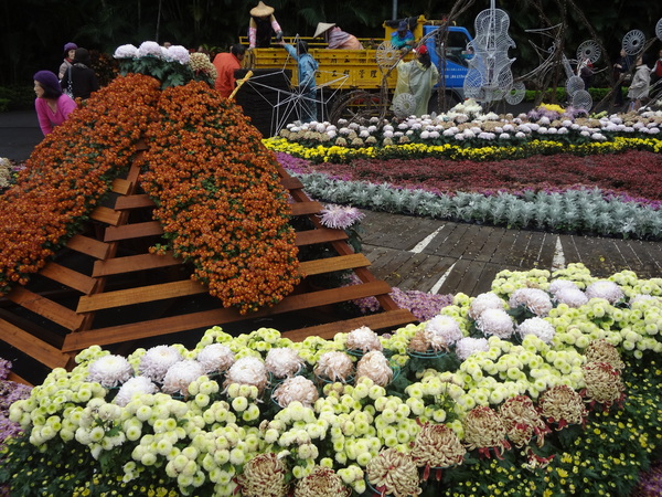 2012士林官邸菊花展：1011201[官本金文愛台灣]2012士林官邸菊展手舞菊蹈秋的繽紛舞宴看到人潮好多又漂亮的菊花(外部篇)